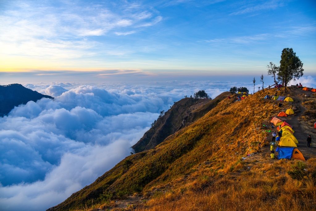 climbing the rinjani volcano