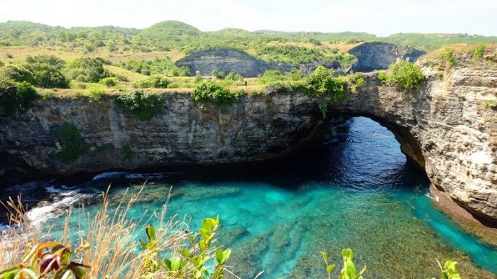 broken beach nusa penida