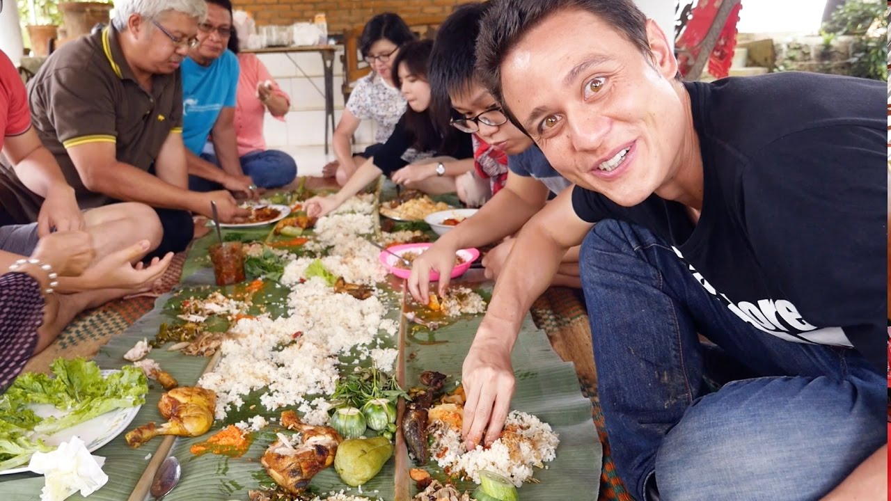 indonesian culture eating with hand