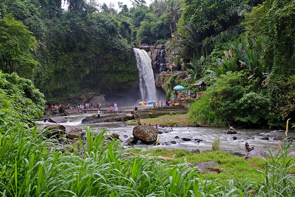 visit the tegenungan waterfall