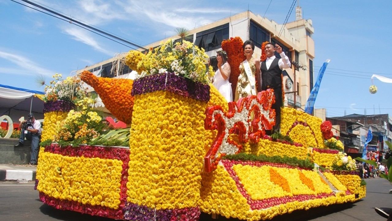 flowers decorative vehicles in tomohan parade