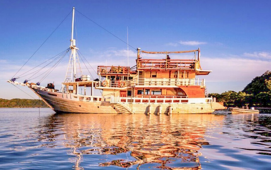 live on board komodo island