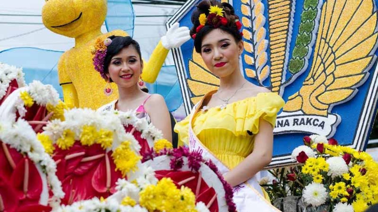 the queen of flowers contest in tiff