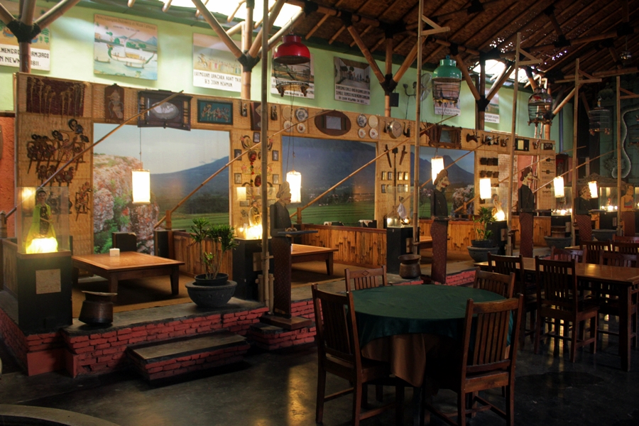 having dinner at inggil restaurant malang