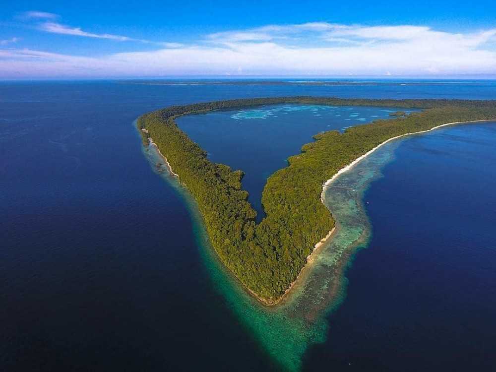 best place to visit when vacation to Kalimantan is the Kakaban Island