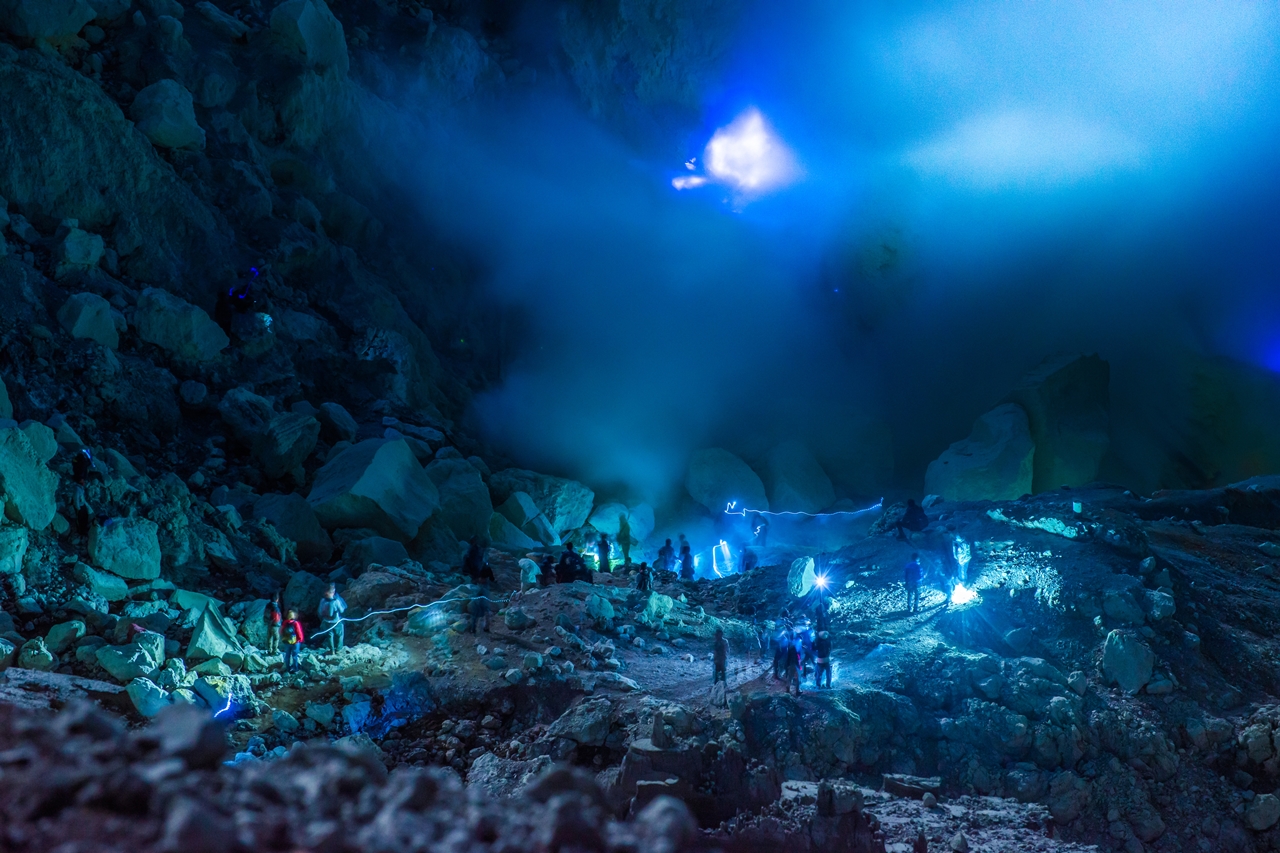 blue fire phenomenon in ijen