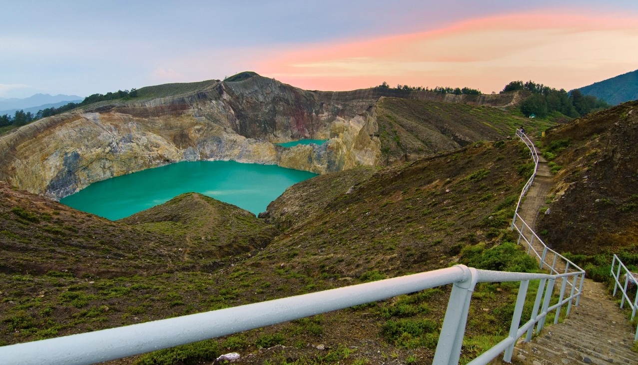 the three colors lake of kelimutu in flores