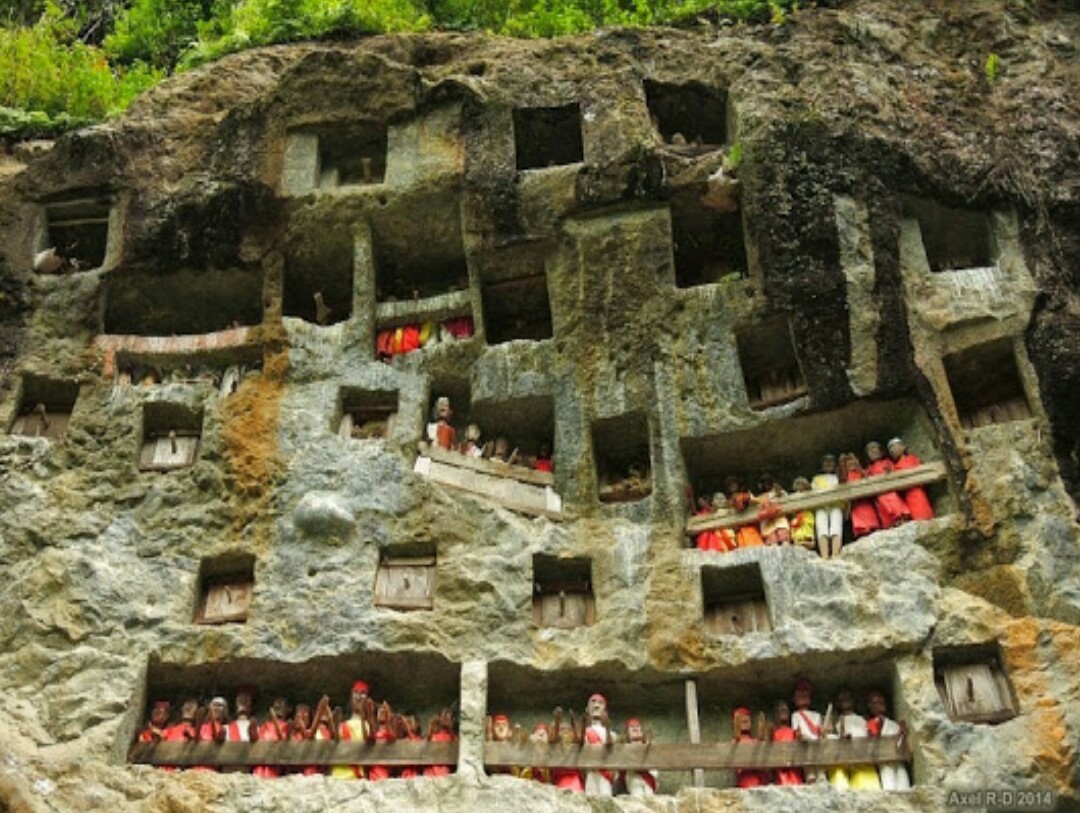tau-tau funeral ritual in toraja