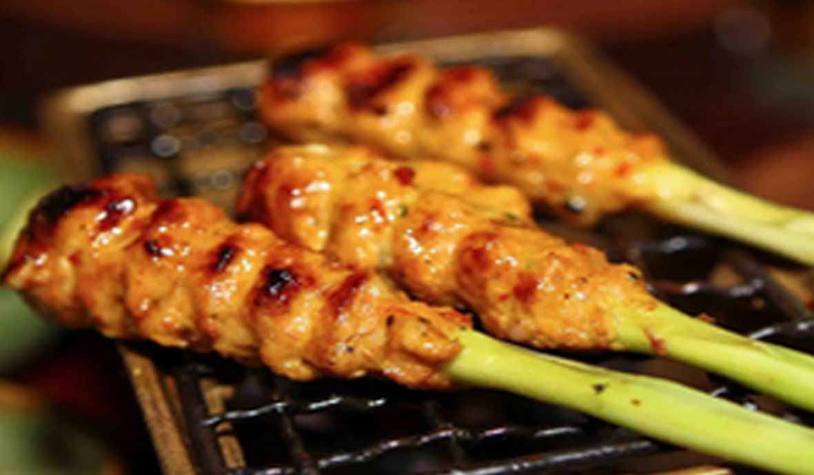 Satay Lilit is made by wrapping the meat on lemongrass stems