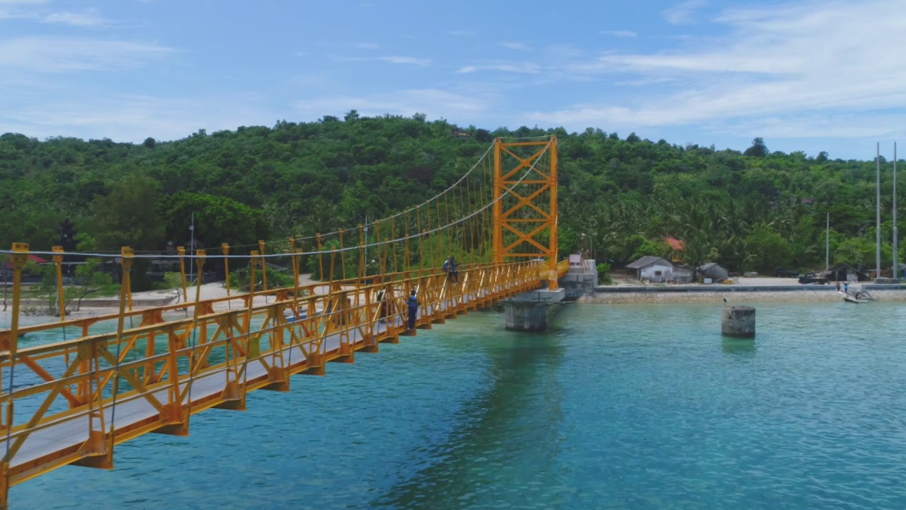 yellow bridge between nusa lembongan and nusa ceningan