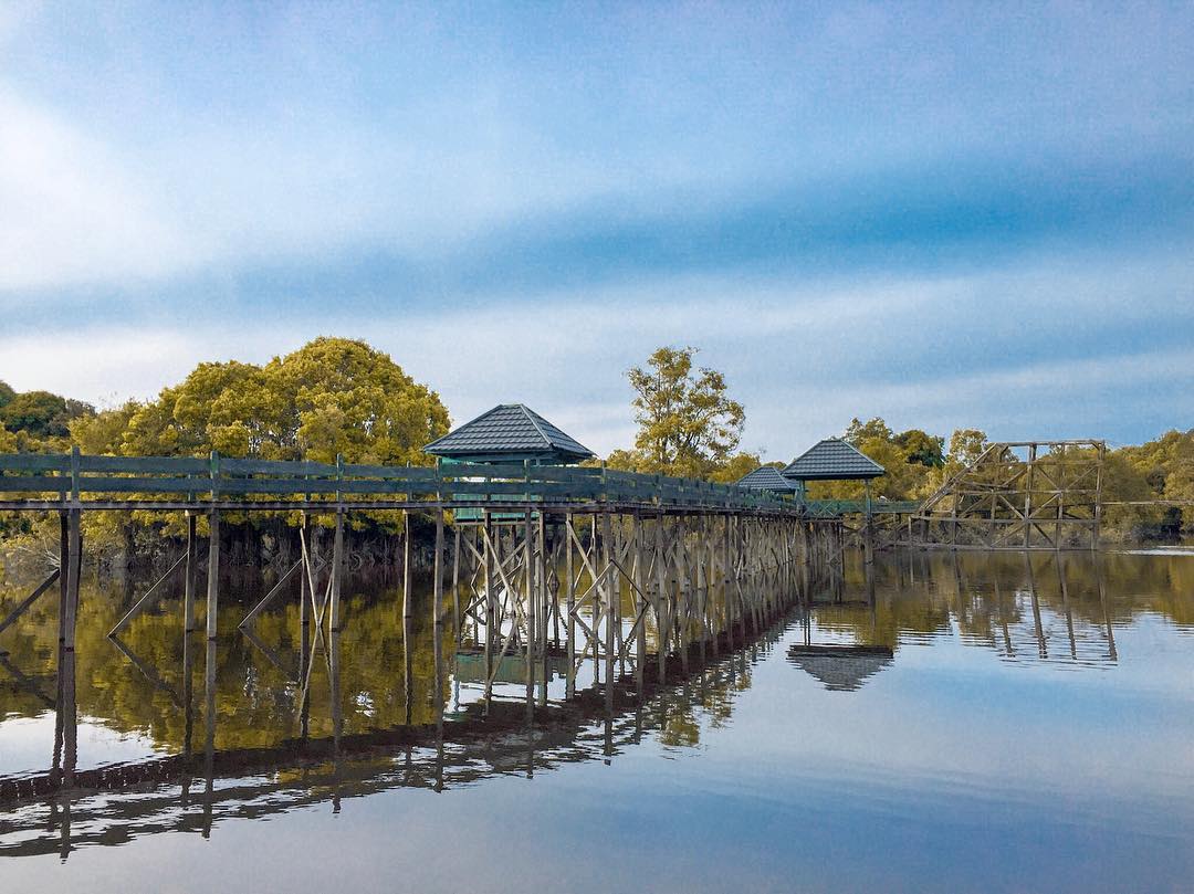 the beauty of tahai lake in borneo