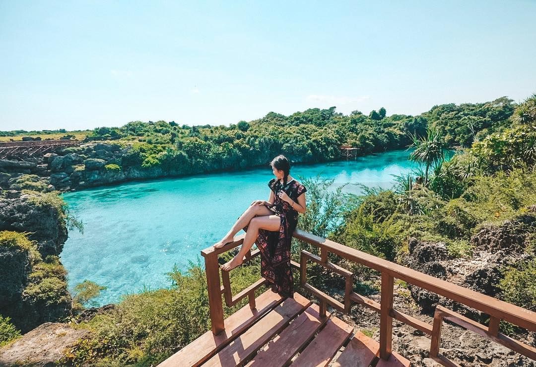 lake weekuri scenery from top of cliff