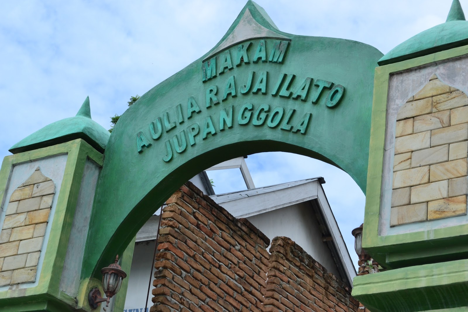 the sanctuary of ju panggola was built behind the mihrab of Masjid Quba