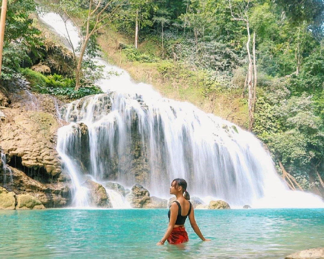 the exotic lapopu waterfall in sumba