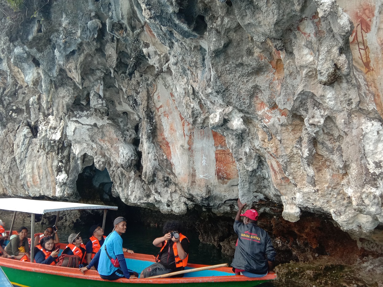paintings on coral walls in kabuy bay area