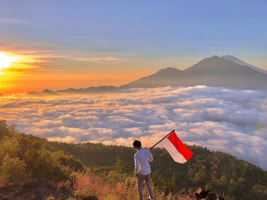 beautiful sunrise of mount batur after short hikes