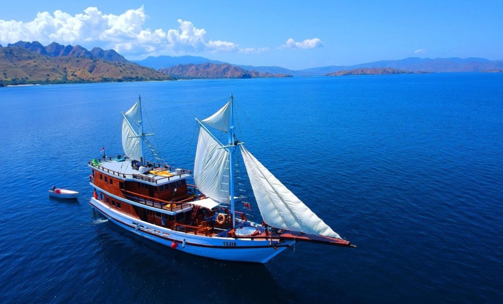phinisi ship labuan bajo tour package