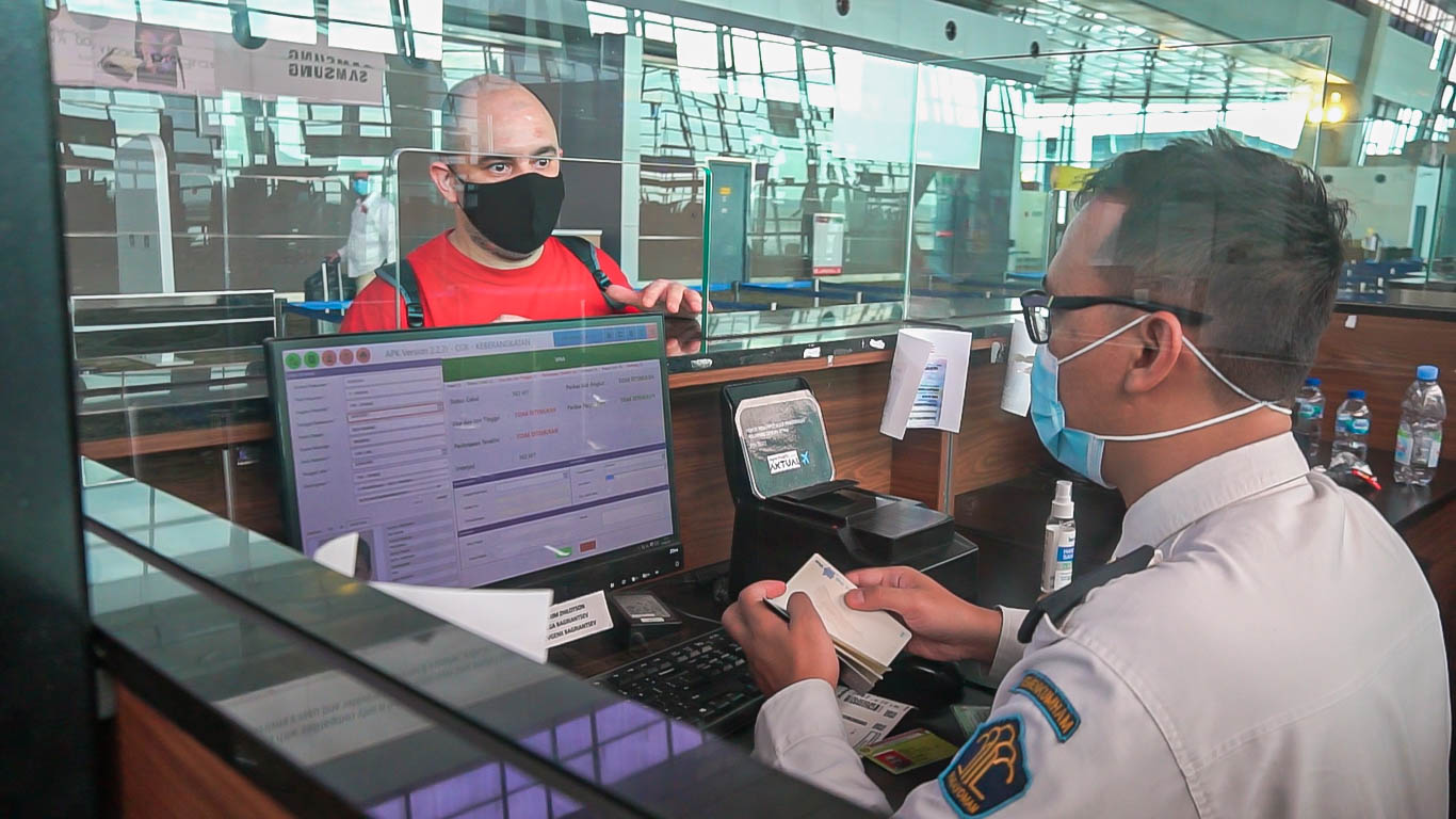 visa on arrival checking in the immigration of Indonesia