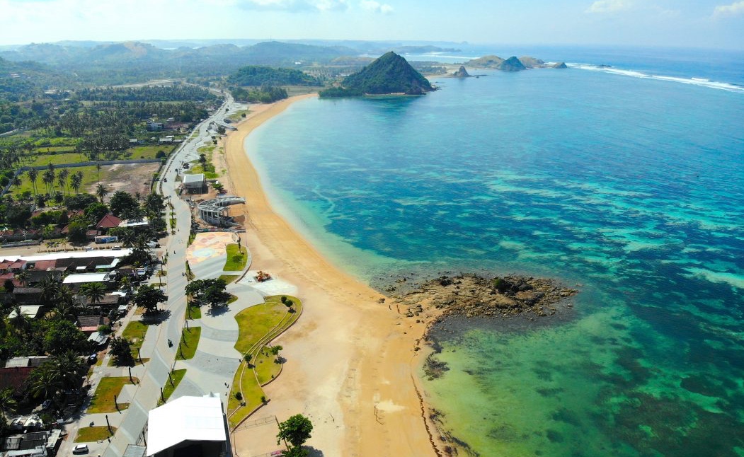 honeymoon in lombok kuta beach