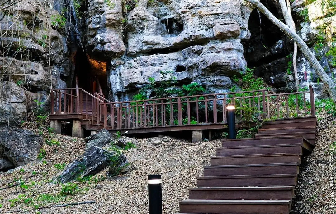 batu cermin cave entrance (1)