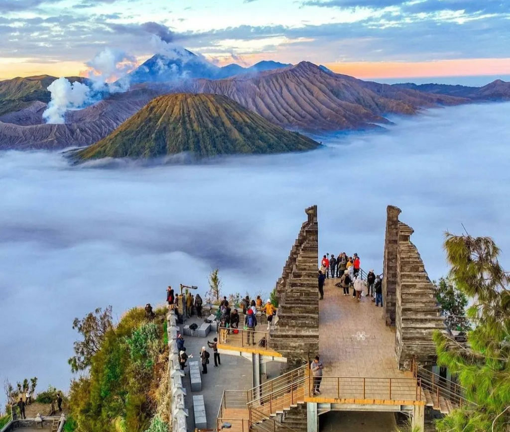 alternative attractions around Mount Bromo to enjoy the sunrise view is at Seruni Point