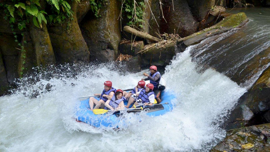 high level of difficulty rafting in melangit river